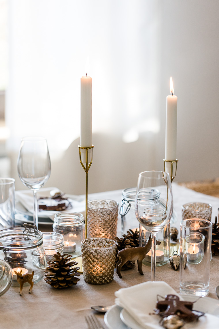 Weihnachtliche Tischdekoration mit Kerzen